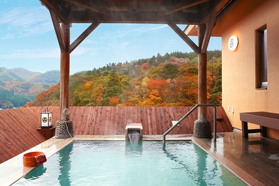鳴子の自然を眺める温泉体験を。酷暑の今、秋の訪れが恋しい方も多いのでは？（ますや　露天風呂）