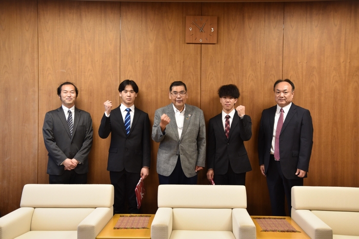 全国大会出場を報告する(左から)嶋口部長、岡田主将、小原学長、田中主務、六郷コーチ