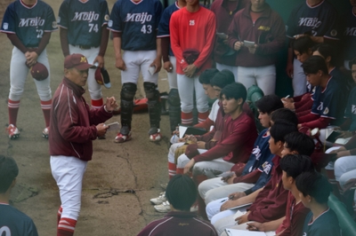 早稲田大学との練習試合を終え選手たちに語る安江監督（2025年3月27日、日進グラウンドで）