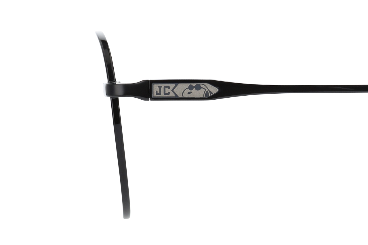 ペナントをかたどったメタルパーツには クールな表情の『JOE COOL』が 顔をのぞかせています