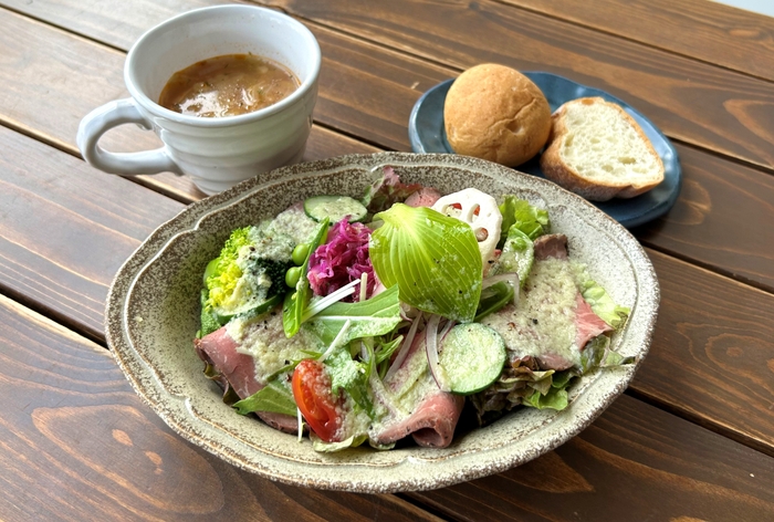 特製MCTワサビドレッシングを使用した ローストビーフサラダランチ(スープ、パン付) 1,900円(税込)