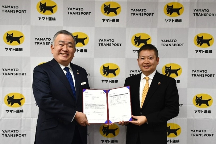 2025年1月31日(金)に行われた授与式にて 写真左より、ヤマト運輸 代表取締役社長 長尾 裕様、BSIジャパン 代表取締役社長 漆原 将樹