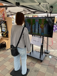 「HAJICHECK」のゲームに参加し、足を使って楽しみながら挑戦している様子