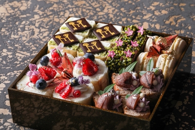 ▲与の段：愛知県の西尾抹茶を使用し、門松のような色合いで正月をイメージした抹茶のクレープ巻きや、紅白色に仕上げたロールケーキ、マロングラッセを贅沢に使用したラム酒香るパウンドケーキなどのデザート重