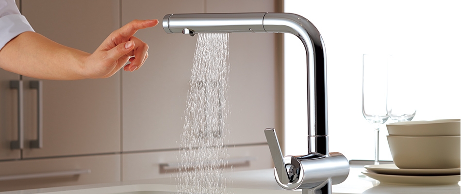 タッチスイッチだけで水が出せる便利なキッチン水ほうき水栓！