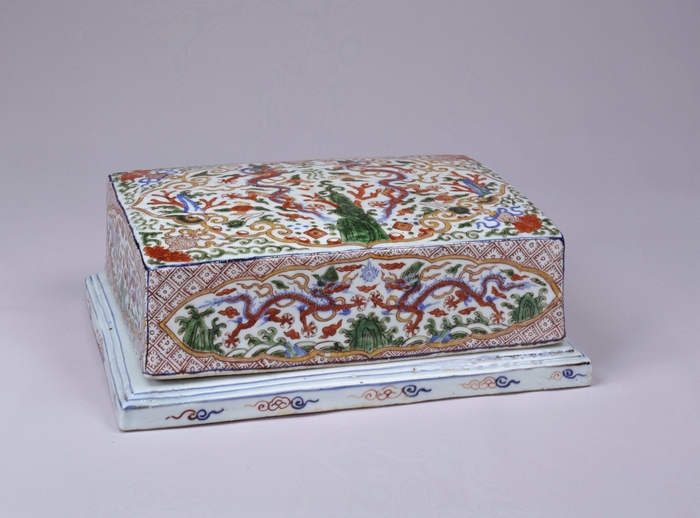 五彩龍濤文長方合子