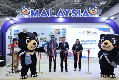 左から、マレーシア大使館　次席大使/公使　ザイナル・アズラン・モハマド・ナズィル、マレーシア政府観光局 副総局長 リー・タイ・フン、マレーシア政府観光局日本局長 シャリザ・アブドゥル・アジズ　