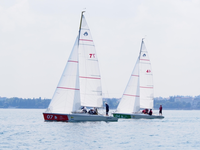 シンガポール艇と帆走練習。「07」が名城艇