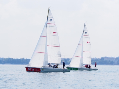 シンガポール艇と帆走練習。「07」が名城艇