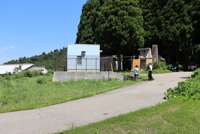 鹿ソニックを設置した場所（人が立っている所）。左奥が利賀学舎の校舎