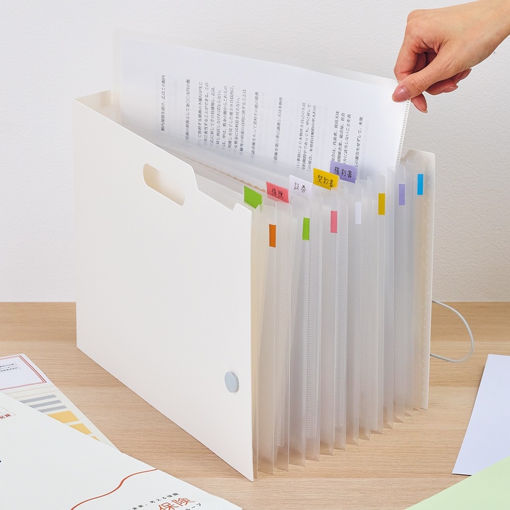 保険書類や証券、契約書などの大切な書類もまとめて保管できます。