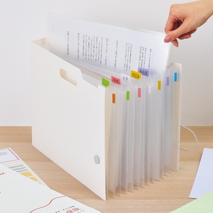 保険書類や証券、契約書などの大切な書類もまとめて保管できます。