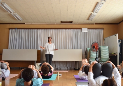 当院職員（ヨガインストラクター資格保有）が地域住民と一緒にやさしいヨガを実施。健康づくりのきっかけとなる時間を提供しました。