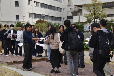 ずらりと並んでビラを配布