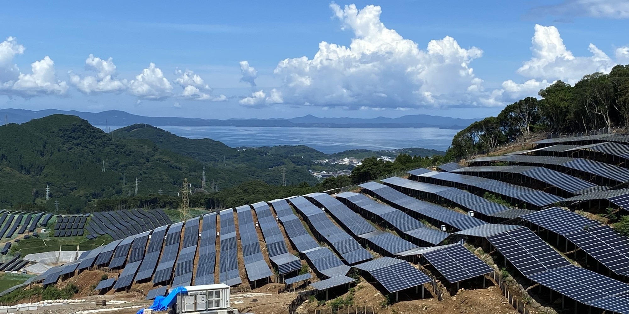 ピークエナジーの日本における28MWの稼働中太陽光発電所に加え、48MWの太陽光発電所ポートフォリオおよび今回取得した11MWの高電圧・建設準備完了案件を合わせ、国内の太陽光発電所ポートフォリオは合計87MWとなります。