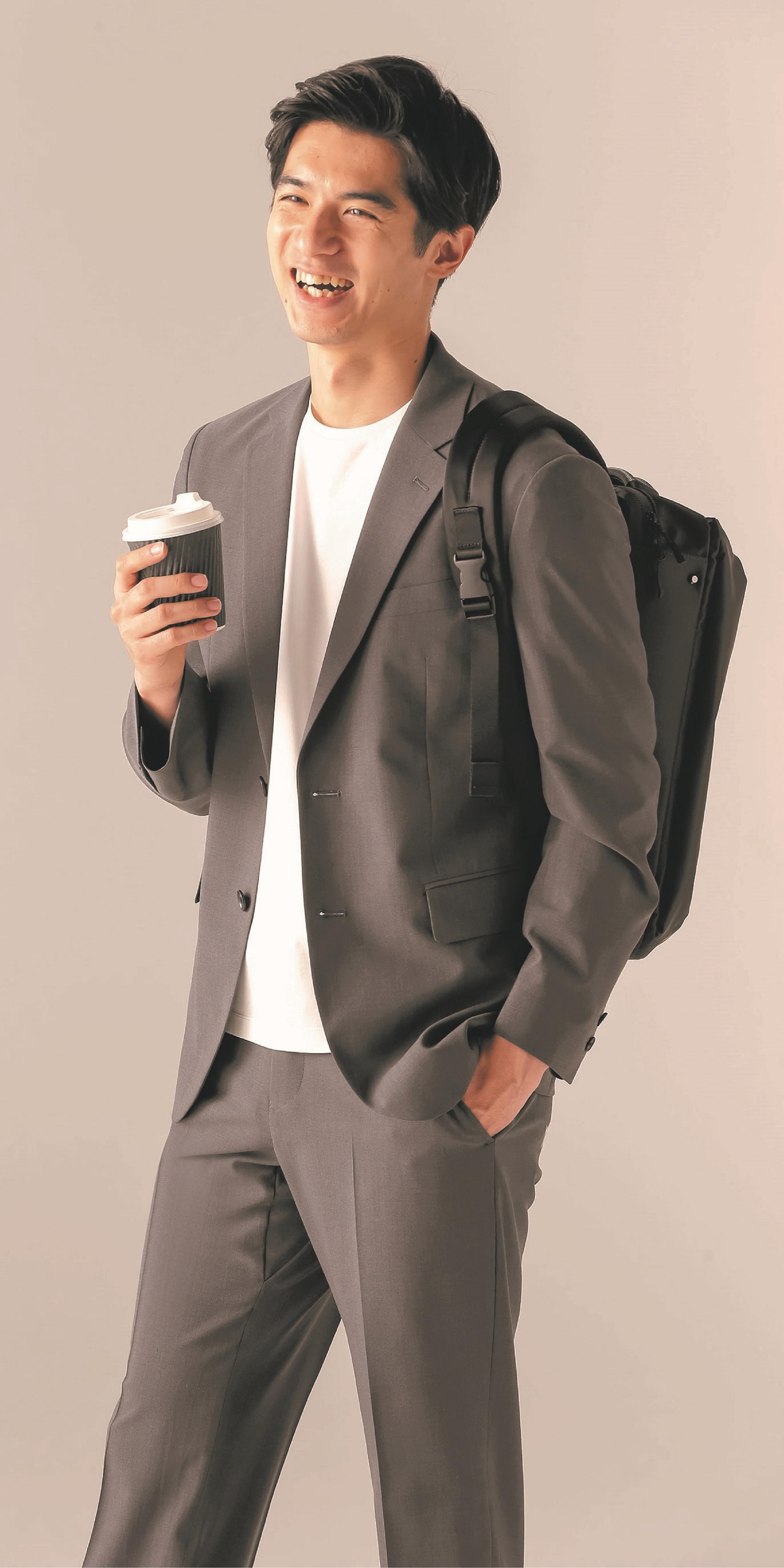 ヤングビジネスマンに向けて、イージーケアなアクティブスーツを提案~スポーツブランド「デサント」とのコラボスーツを「洋服の青山」全店発売~