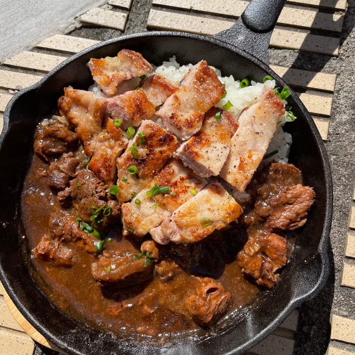 ゴロゴロ牛すじと豚焼きのハーモニーを