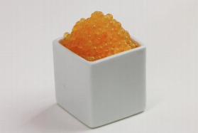 黄金色に残しながら上品な味わいに仕上げた「近大いくら」