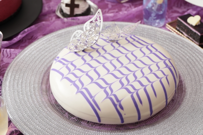 ▲囚われのバタフライ~チョコレートムース~ 濃厚なホワイトチョコレートのムース。 中には、爽やかなレモンの酸味を感じられるシロップをたっぷりしみこませたジェノワーズ入り。