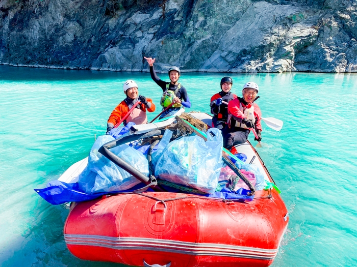 ラフティングしながらゴミ拾いを楽しみます