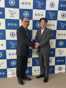 村上 卓哉 市長（右）とワイエスフード㈱　高田社長