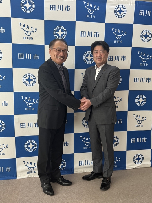 村上 卓哉 市長(右)とワイエスフード㈱ 高田社長