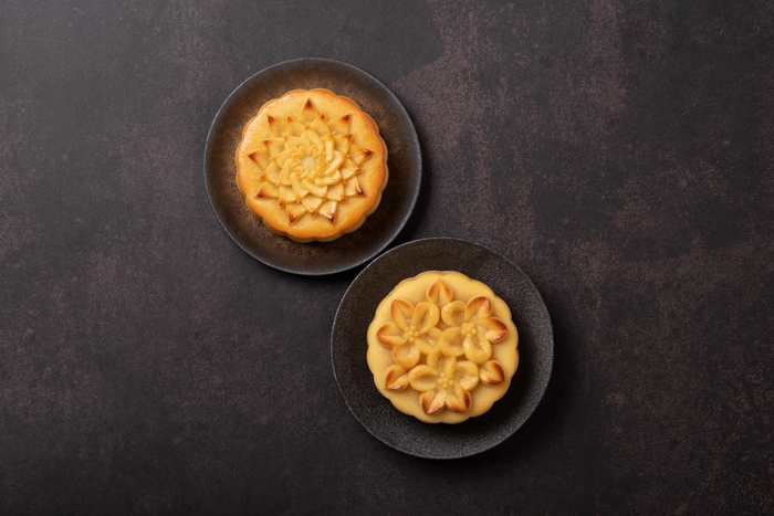 パイナップルとりんごの花の意匠が施されたムーンケーキ