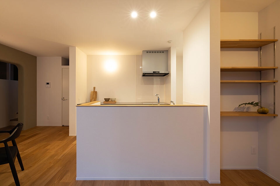 光と風のコンセプトハウス|夜のキッチン