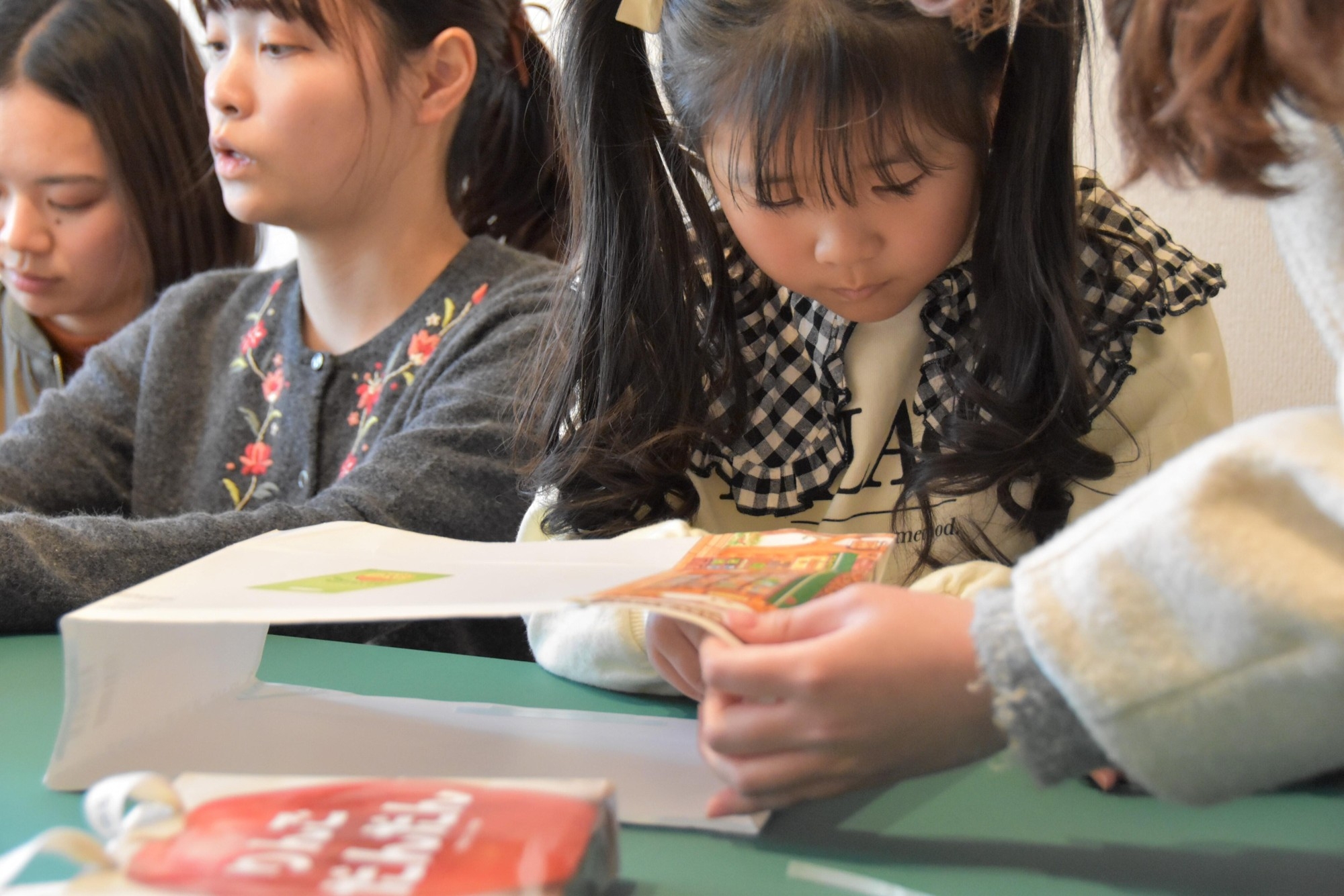 真剣な表情で製作に取り組む子供たち