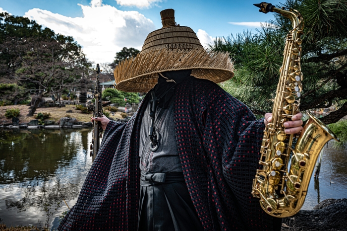 姿を隠し音で語る——サックス侍