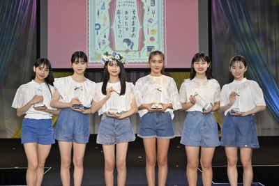 （左から）特別賞　井上実保奈（イノウエ　ミオナ） 、準グランプリ　横田真子（ヨコタ　マコ）、 グランプリ　堀川梨子（ホリカワ　リコ） 、準グランプリ　マクレラン佳来（マクレラン　カーラ）、 特別賞　中嶋悠奈（ナカジマ　ユナ）、 特別賞　月山鈴音（ツキヤマ　リオン）