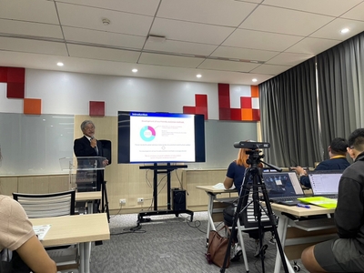 コロキウムで発表する赤司教授