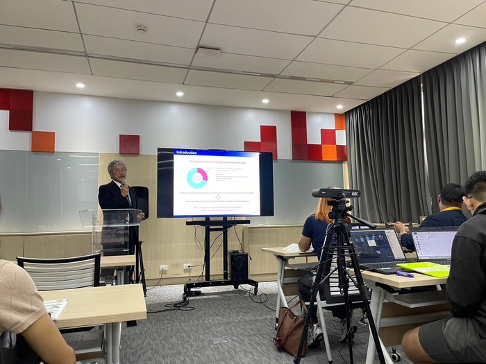 コロキウムで発表する赤司教授