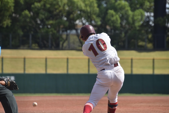 2点目のタイムリー放つ山蔭主将