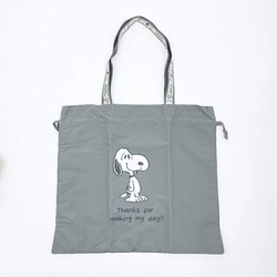スヌーピーのバッグは使い勝手が最高すぎる。大容量、丈夫でコンパクトに持ち運べるバッグです。