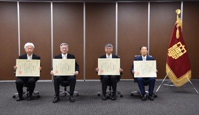 称号記を手にする名誉教授の方々