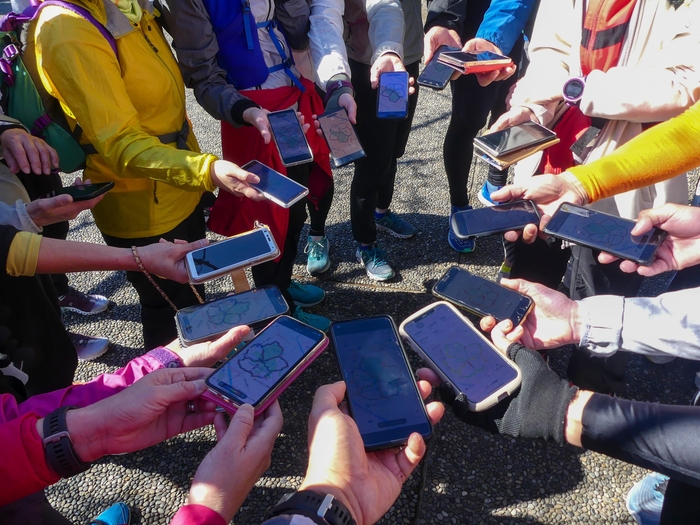 GPSアートを楽しむ様子 スマートフォンに映し出されたGPSアートの軌跡