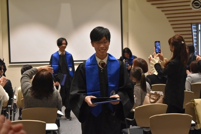 保護者・教職員に見守られ、笑顔で旅立ちです