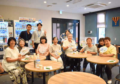井戸端会議「夏まつり」に参加した皆さん。地域住民と職員が一緒に夏のひとときを楽しみました。