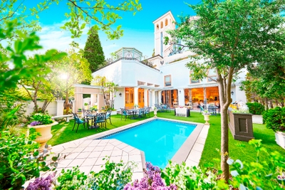 プール付きのガーデン