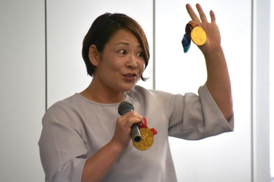金メダルを始めて披露