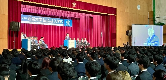 近畿大学工学部（広島キャンパス）令和8年度入学式を挙行　当日発表のサプライズゲストが新入生へ激励メッセージ