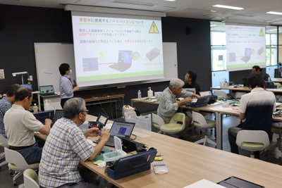 真剣な表情で説明に耳を傾ける受講生