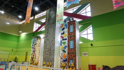 年間で延べ約120万人以上に利用されている 日本最大級の室内遊園地　ファンタジーキッズリゾート ～新アトラクション「クライミングウォール」のご案内～ 導入店舗：新さっぽろ店