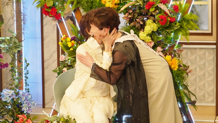 浅丘さん&阿川さんのハグも!