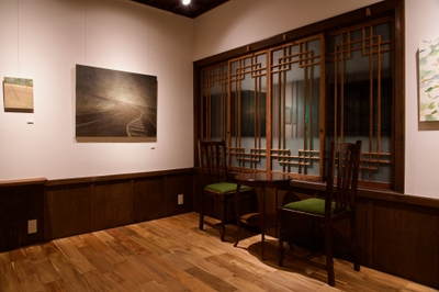 A棟ギャラリー。大正レトロを感じる書斎をそのままギャラリーに。リトリートに合うアーティスト作品が季節替わりで展示される