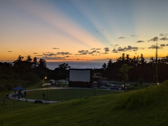 伊豆大島の海と星空に囲まれ特別な野外映画体験ができるイベント「第2回伊豆大島しおかぜ映画館」9月開催
