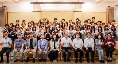 参加者による集合写真 まちづくり提案を支援