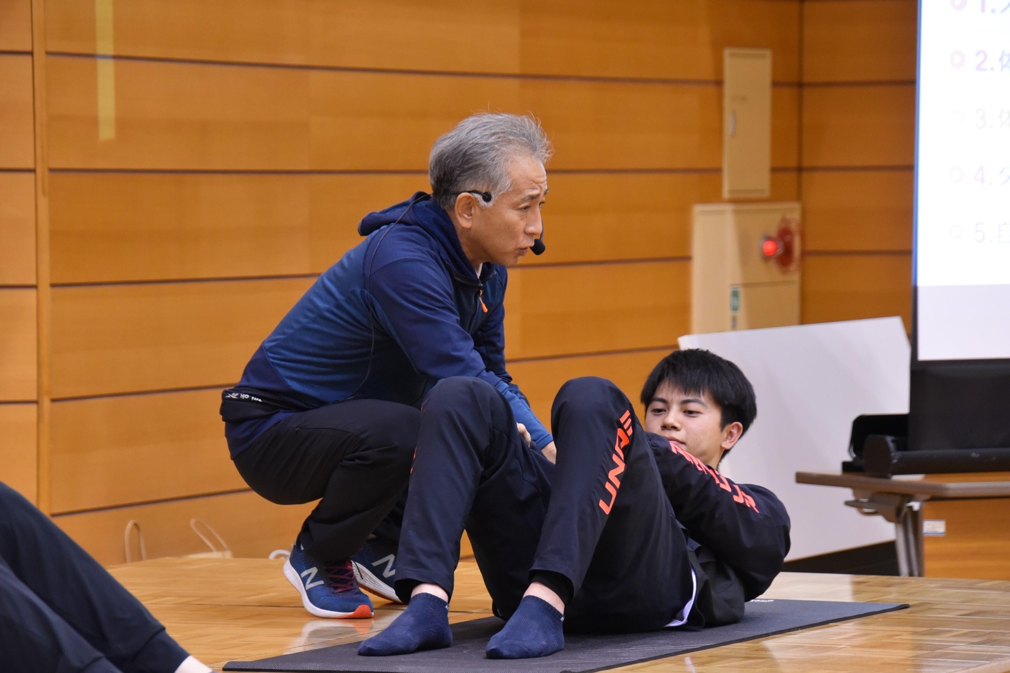 「健康サポート体操」で講師を勤める梅田教授