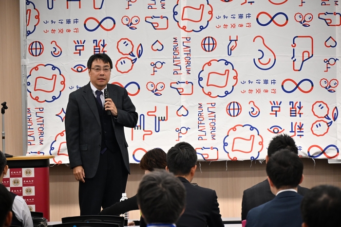 フォーラムであいさつする田中武憲教授(社会連携センター長)